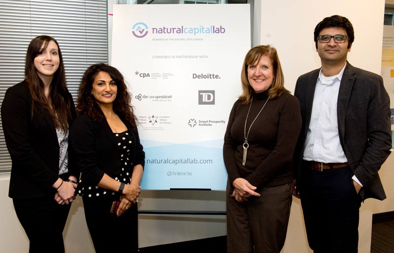 Quatre employés de CPA Canada à la première rencontre des innovateurs du Natural Capital Lab : de gauche à droite, Sarah Keyes, Davinder Valeri, Stephenie Fox et Umar Saeed.