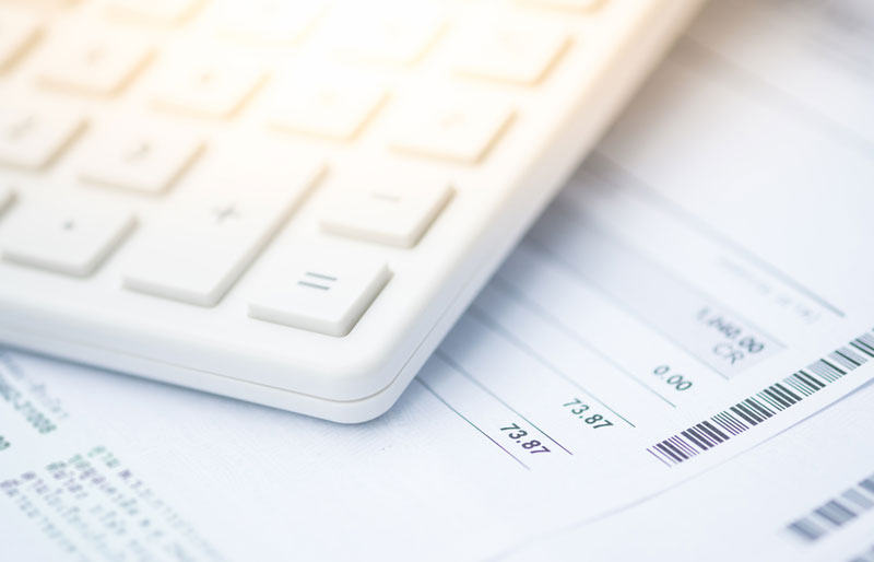 La politique fiscale et budgétaire que prône CPA Canada est illustrée par l’image d’une calculatrice blanche reposant sur un formulaire de fiscalité.