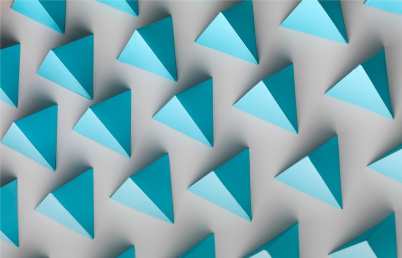 Image abstraite représentant des rangées de pyramides bleues.
