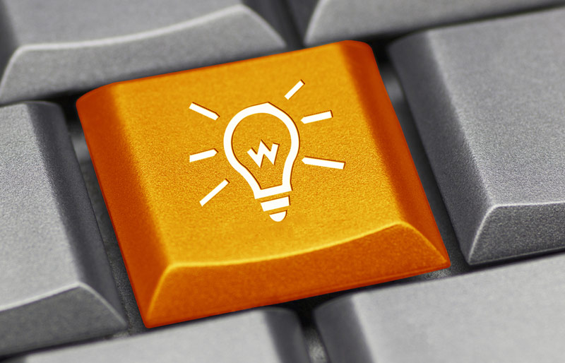 Une touche orange avec une icône d’ampoule électrique sur un clavier d’ordinateur.