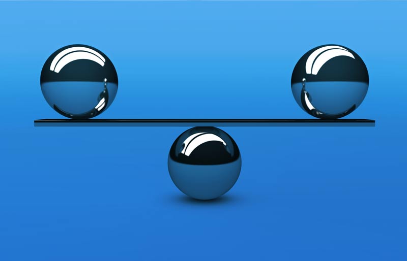 Sur un fond bleu, deux billes argentées sont en équilibre sur une bascule, tandis qu’une troisième bille fait office de pivot.