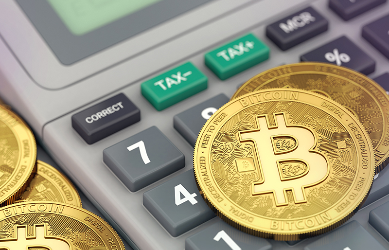 Des pièces de monnaie Bitcoin sont déposées sur une calculatrice